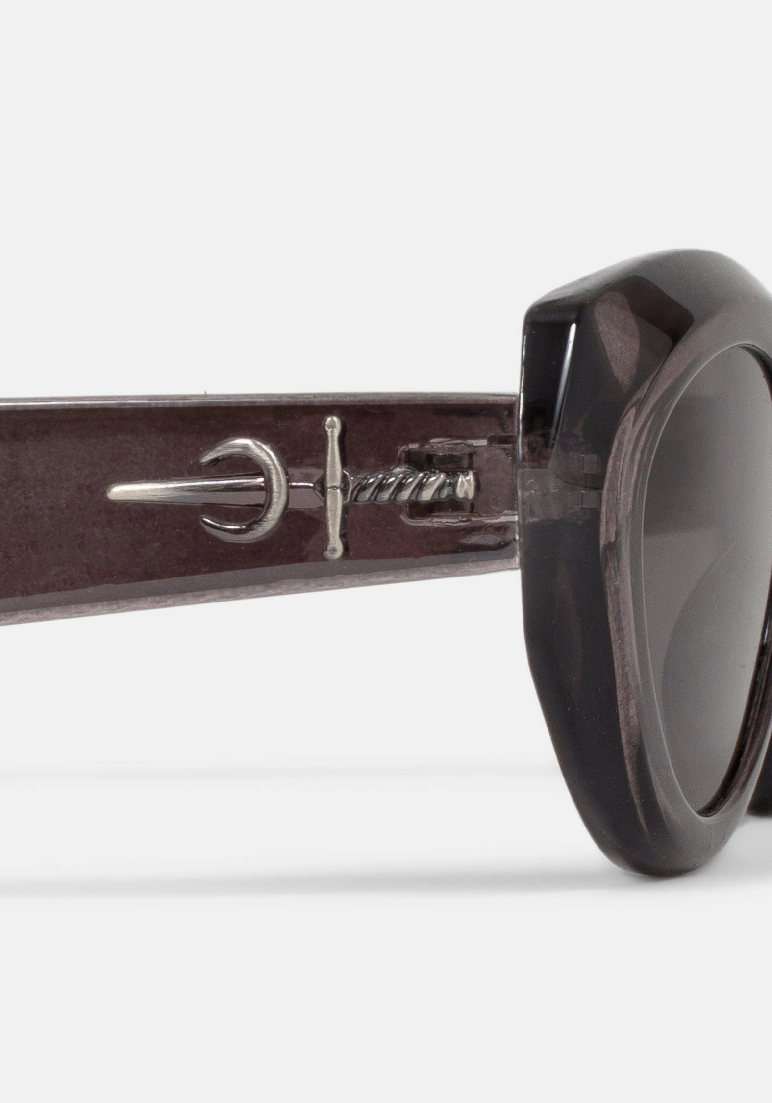 Sabre Dagger Oval Sunglasses