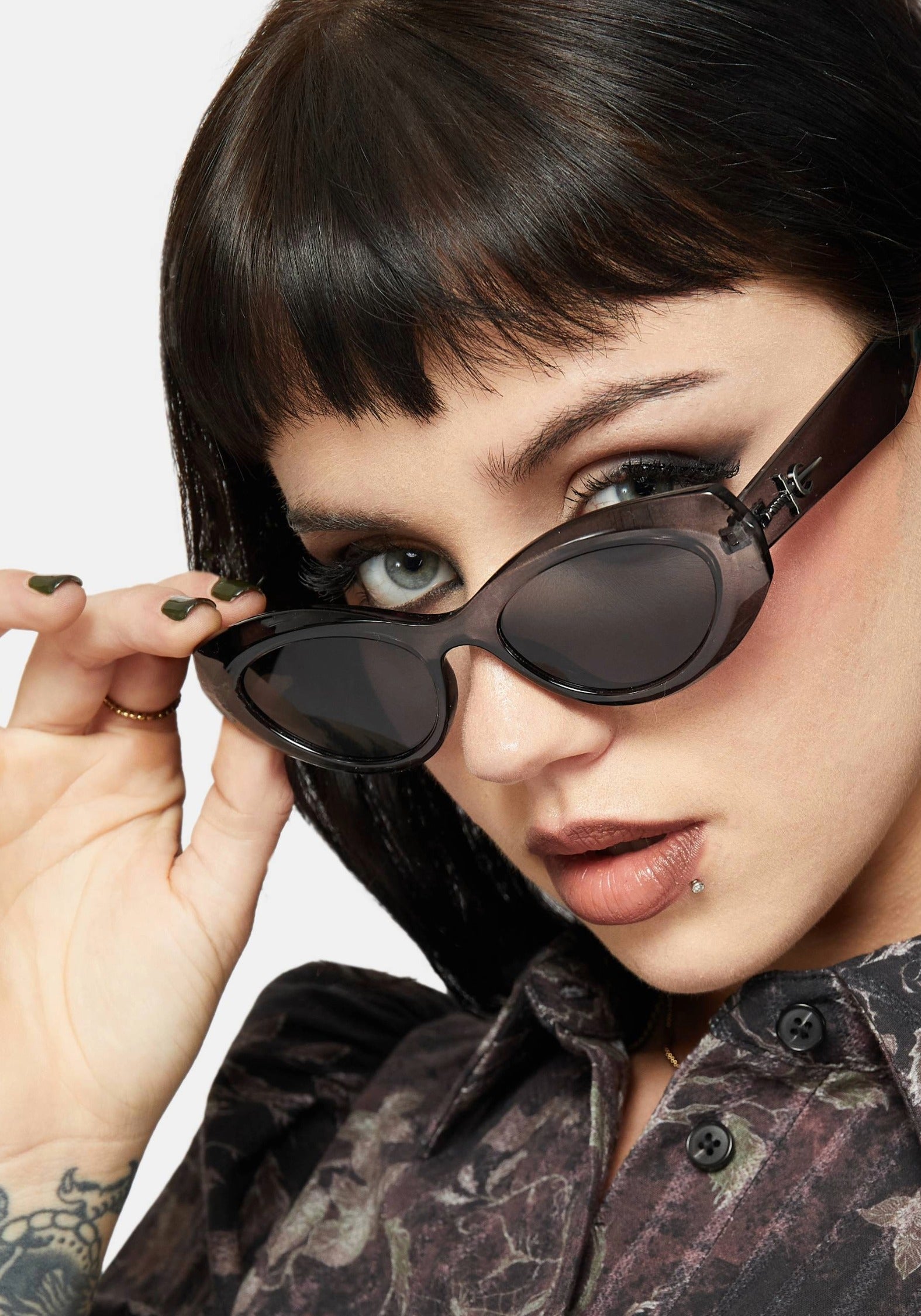 Sabre Dagger Oval Sunglasses